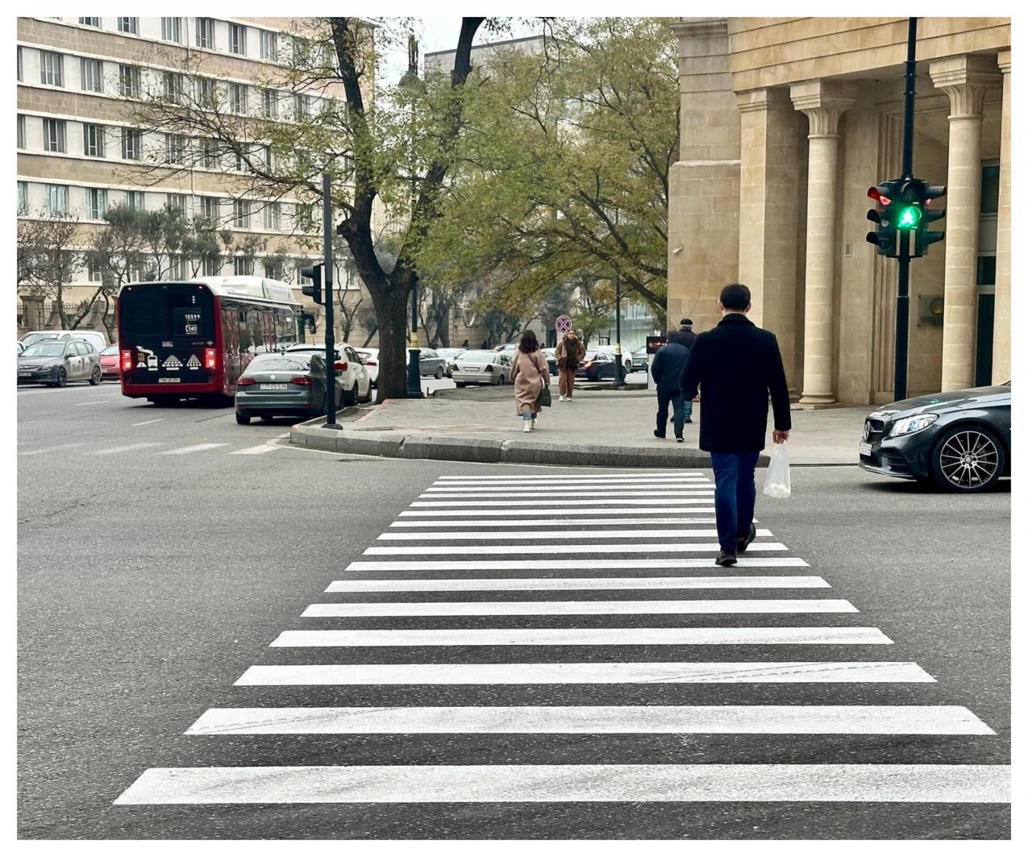 Один пешеход - не повод останавливать машину
