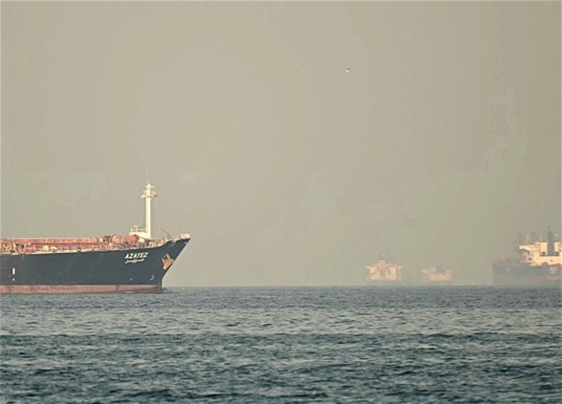 В Ормузском проливе грузовое судно поражено снарядом