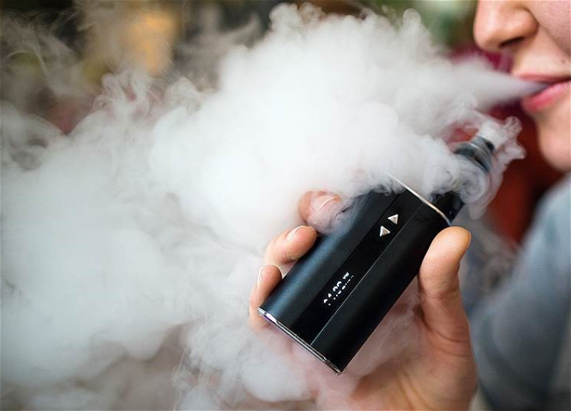 В Азербайджане будут штрафовать за курение электронных сигарет на улицах