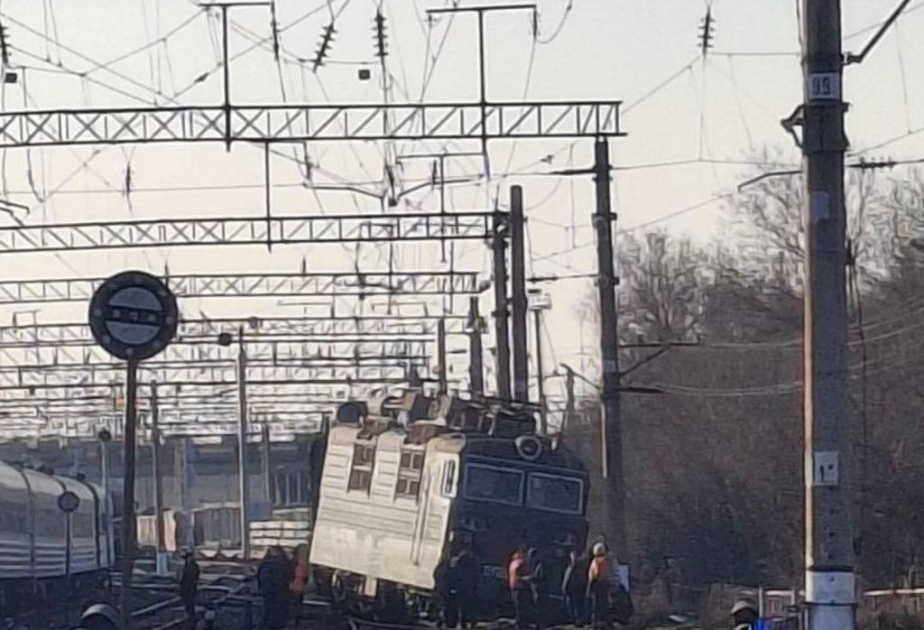 В Казахстане сошел с рельсов электровоз