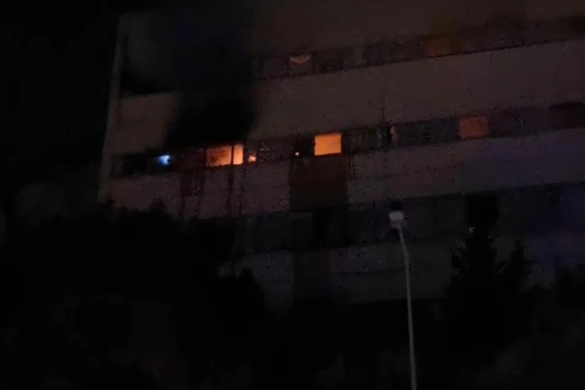 В Баку в жилом доме произошел пожар