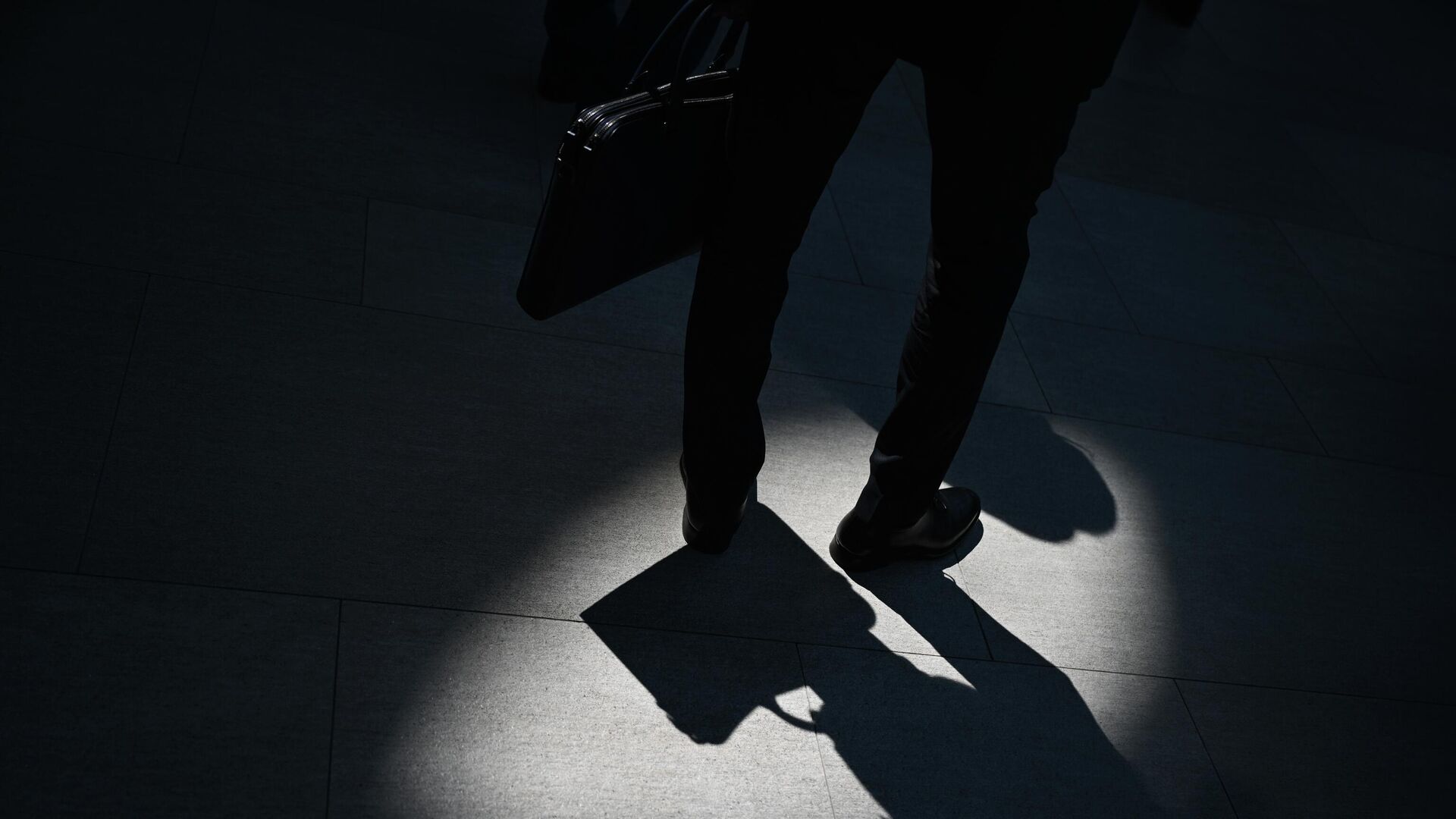 В Бишкеке замглавы Службы судебных исполнителей найден мертвым в машине