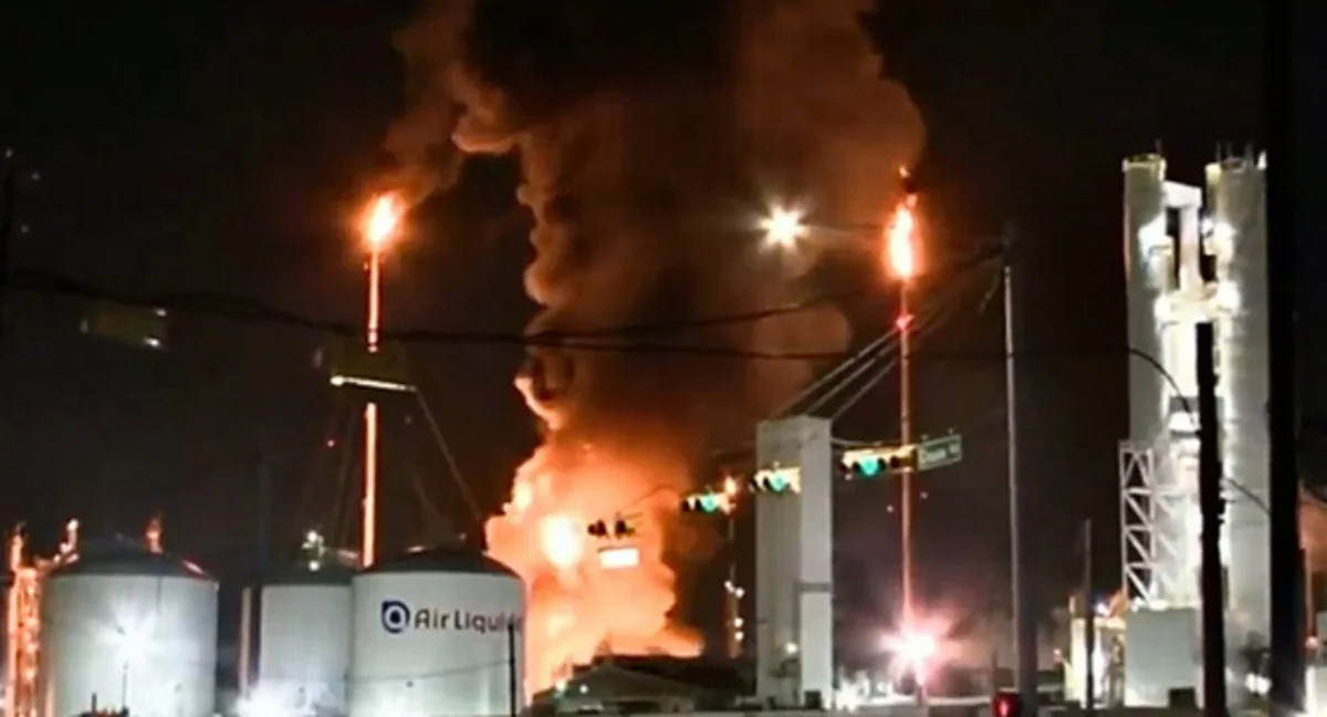 Мощный взрыв прогремел на одном из крупнейших НПЗ в Техасе