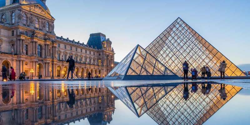 Во Франции заключенный сбежал от правоохранителей во время поездки в Лувр