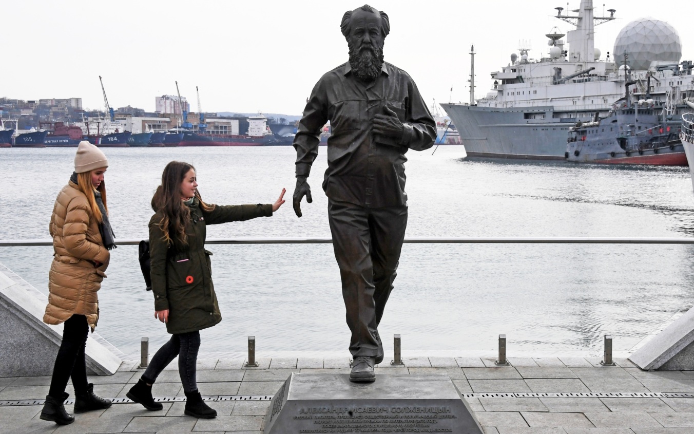 Памятник Солженицыну уберут с набережной Владивостока
