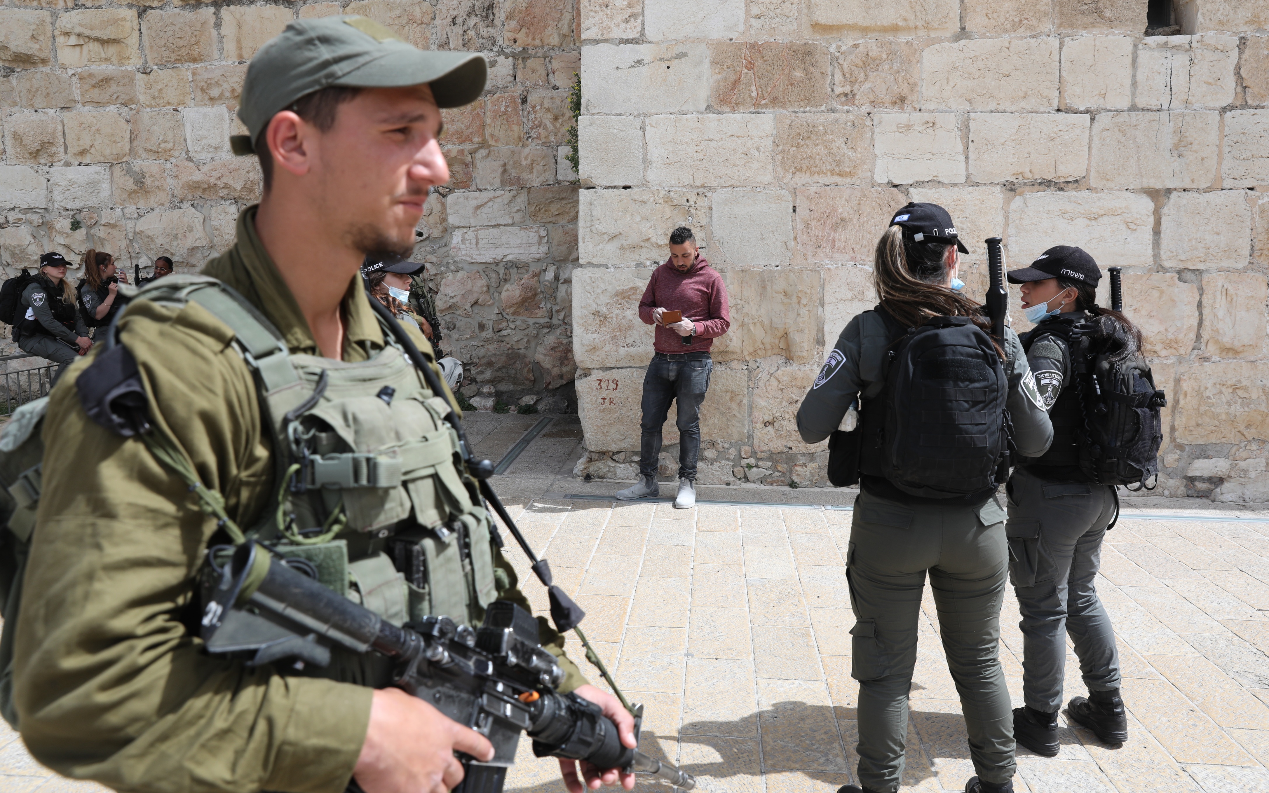 В полиции Израиля сообщили, что люди могут посещать Старый город не только для молитвы