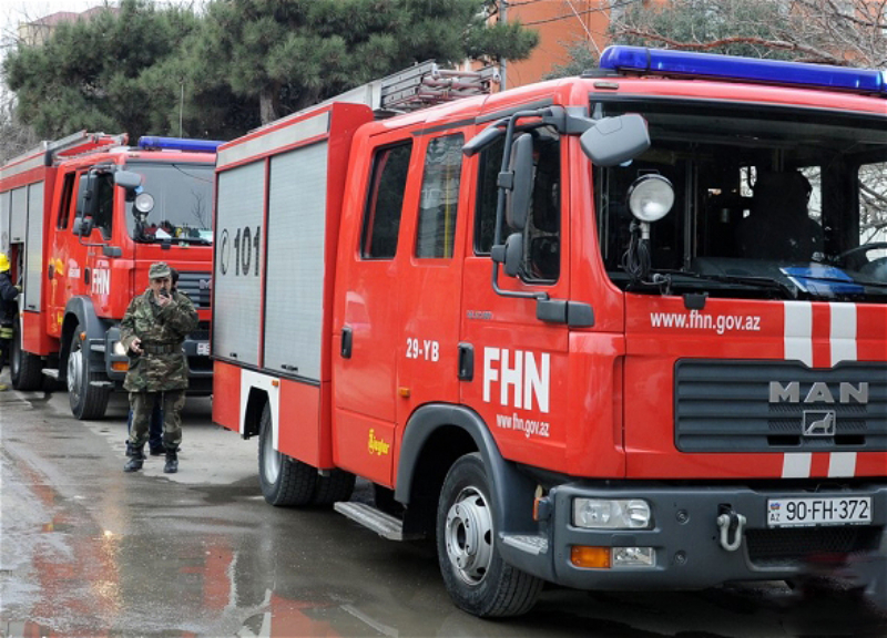 В Баку эвакуировали жильцов из-за пожара в 18-этажном доме