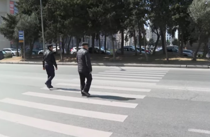 Квест для пешеходов в Баку: зебра упирается в газон, а тротуара просто нет