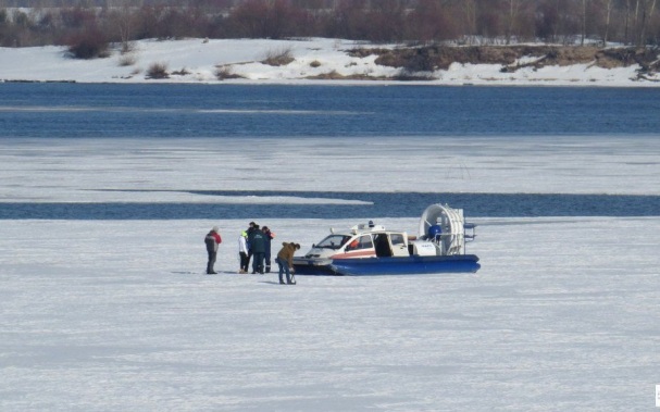 В Финском заливе с отколовшейся льдины сняли 10 человек