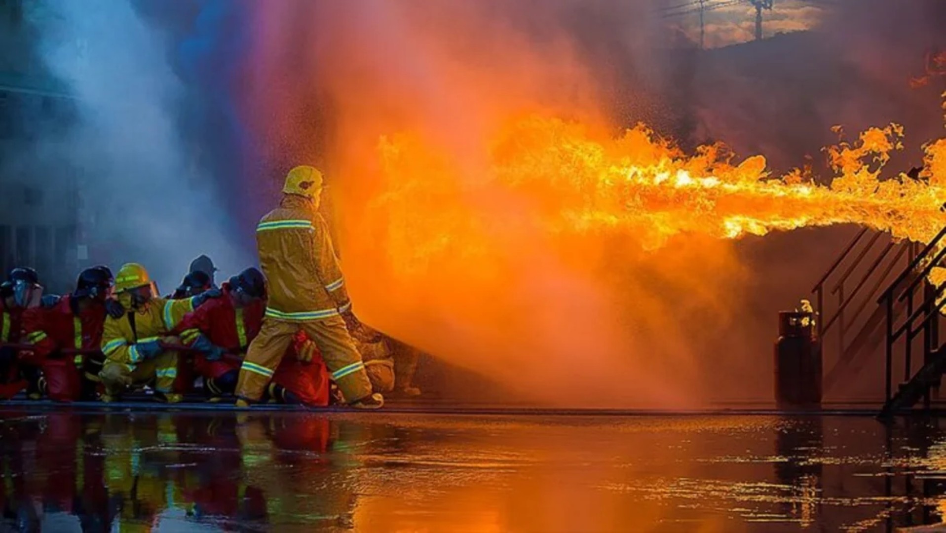 СМИ: Cамолет загорелся в аэропорту Мехрабад после серии интенсивных авиаударов