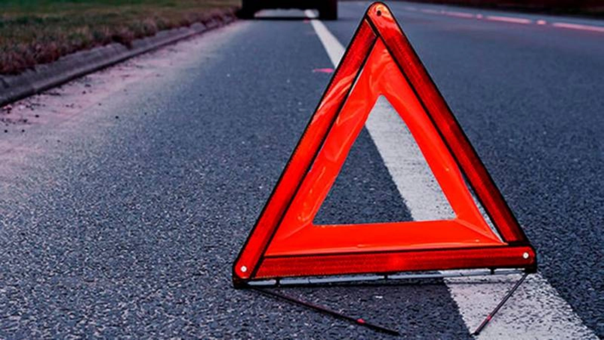 В Баку мопед врезался в стену, водитель погиб