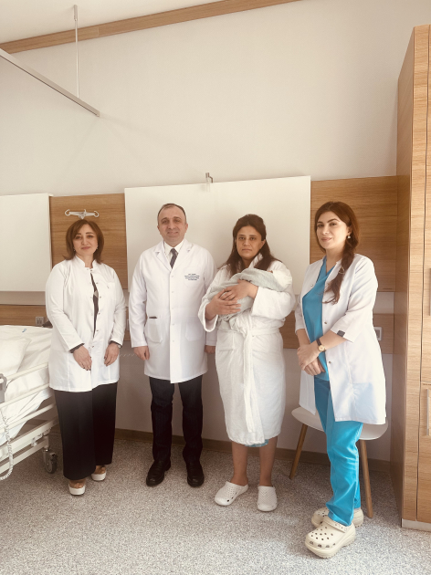 В Азербайджане женщина родила двоих детей после пересадки почки