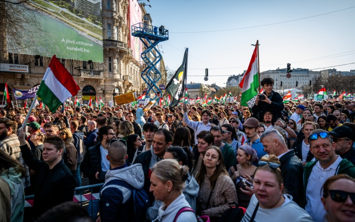 Около 180 тысяч человек вышли в Будапеште на "Марш мира" в поддержку Орбана