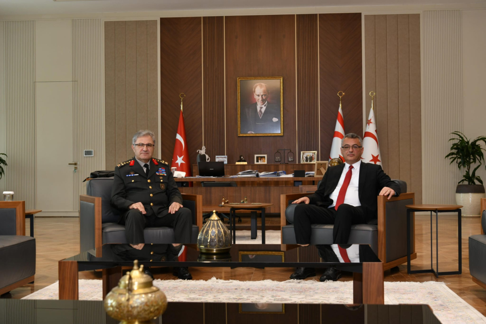 Командующий сухопутными войсками Турции инспектирует части на севере Кипра