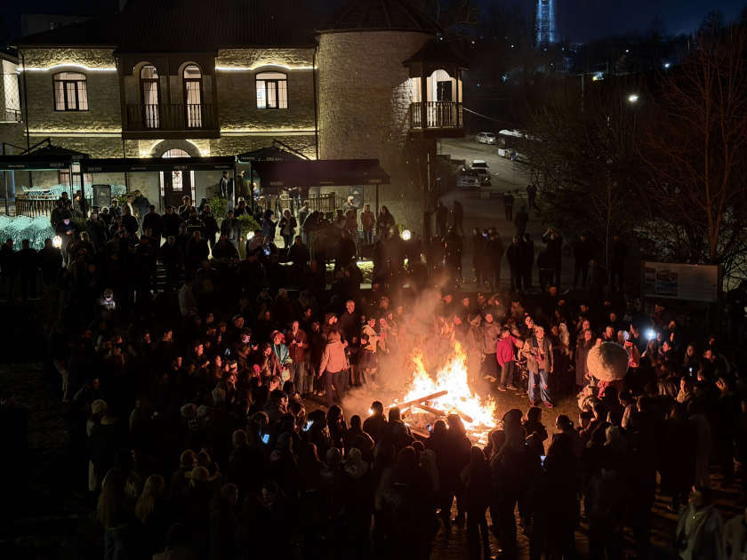 Илахыр чершенбе в Шуше - перед Крепостными воротами зажжен праздничный костер
