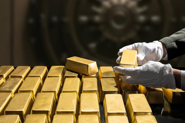 Цена золота ниже $5000