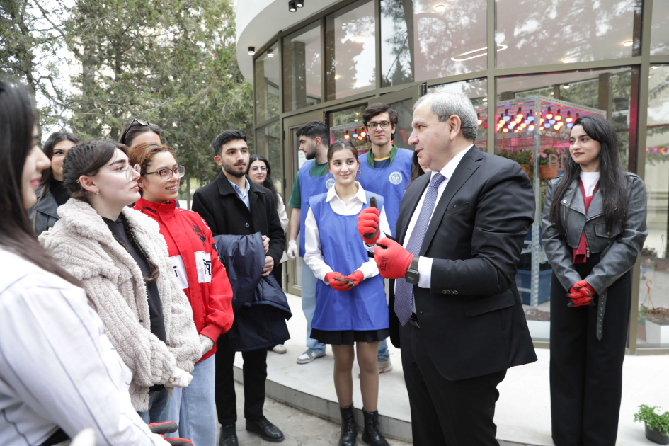 Акция в БГУ по посадке цветов, посвященная Году градостроительства и архитектуры