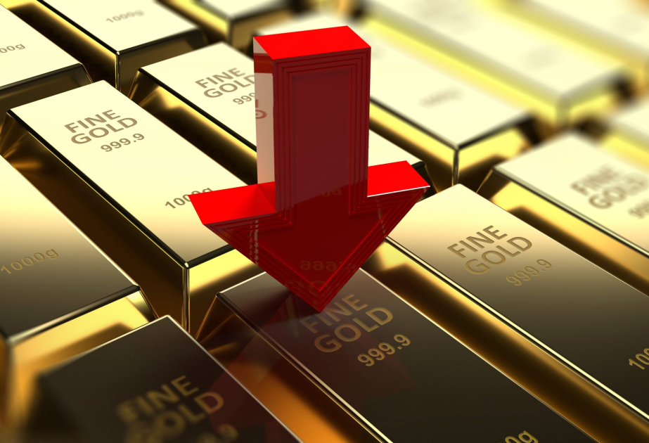 Золото подешевело