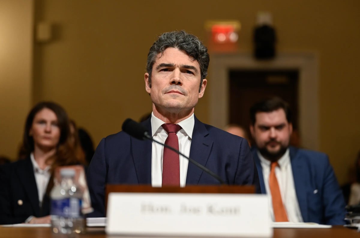 Ушел в отставку и осудил войну с Ираном. ФБР начало расследование