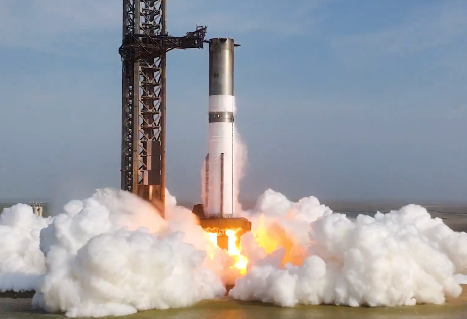 SpaceX впервые провела огневые испытания новейшей версии ускорителя Super Heavy