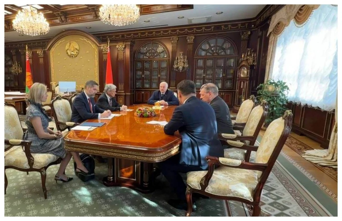 Лукашенко проводит переговоры со спецпосланником США