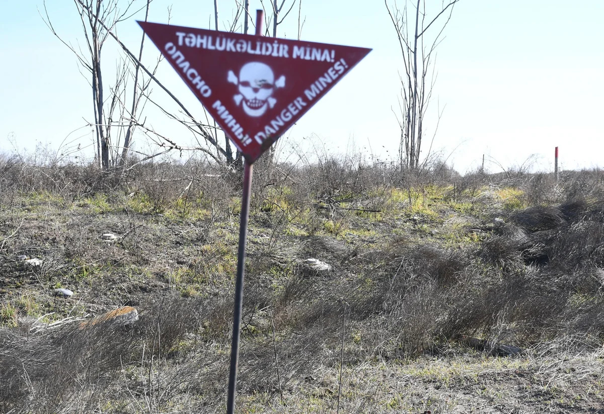 ANAMA: На кладбищах Карабаха и Восточного Зангезура сохраняется минная опасность