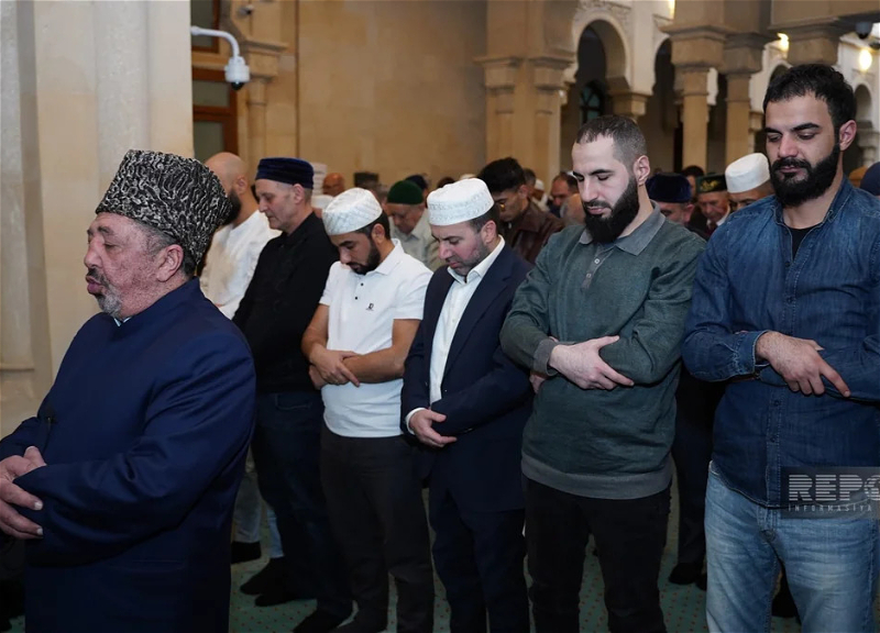 В бакинской мечети Аждарбей совершен праздничный намаз