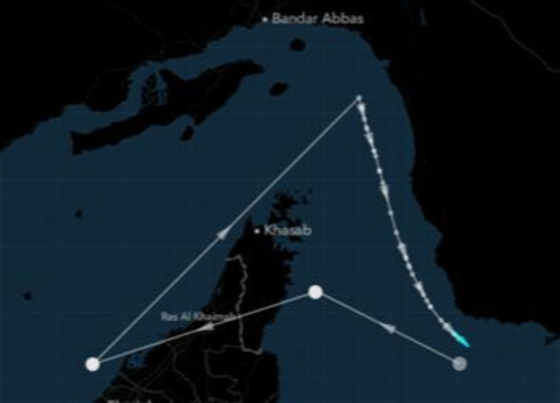 Замаскированный под сломанное судно корабль прошел через Ормузский пролив