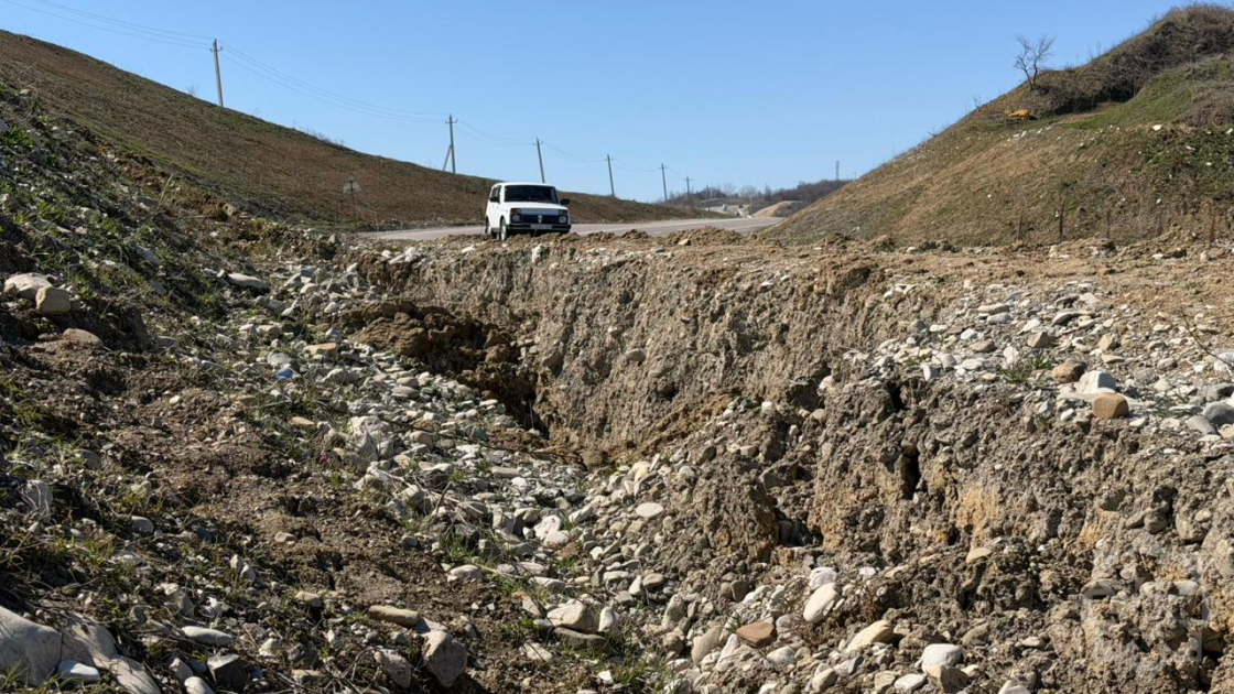 На защитной полосе автодороги Муганлы-Исмаиллы произошел оползень