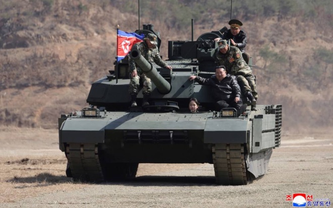 Ким Чен Ын вместе с дочерью проехал на новом танке