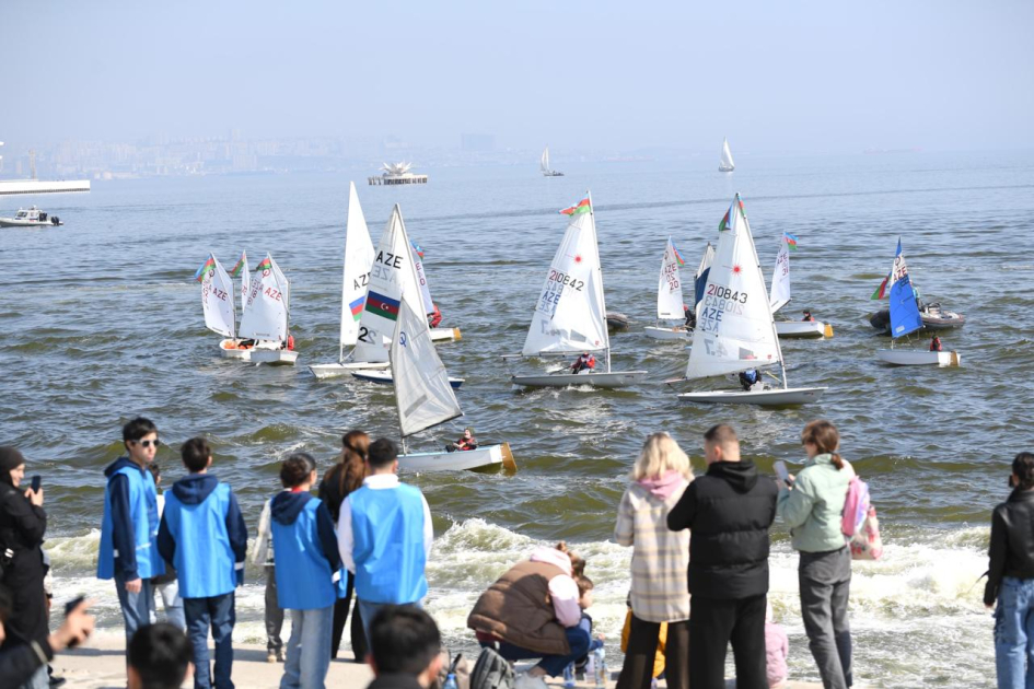 Новруз на Каспии - парад скутеров и парусников