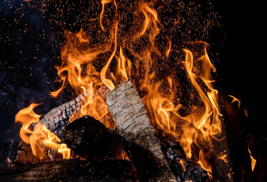 В Сумгайыте произошел взрыв во время разжигания костра, 10 человек пострадали