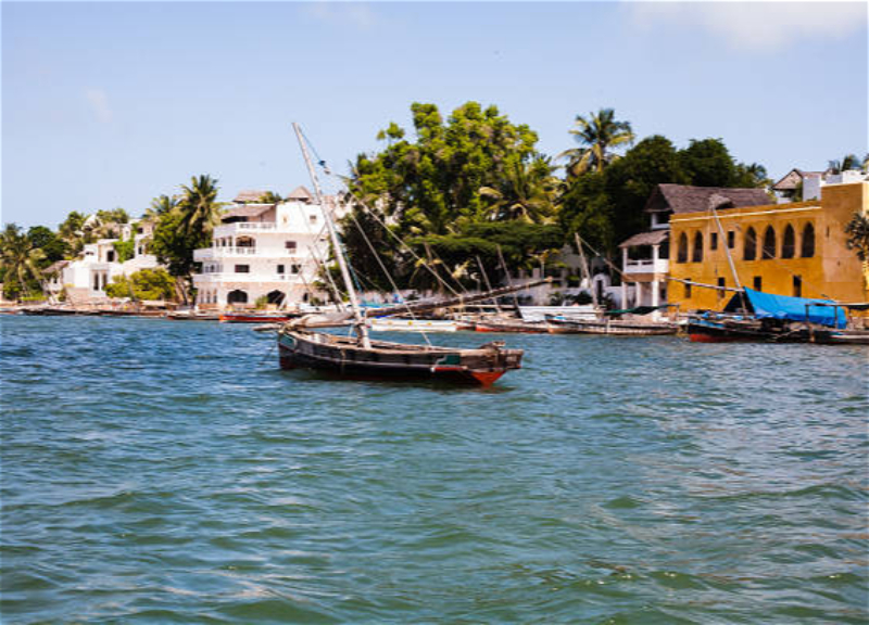 На острове Ламу оказались тысячи новых автомобилей из-за конфликта вокруг Ирана