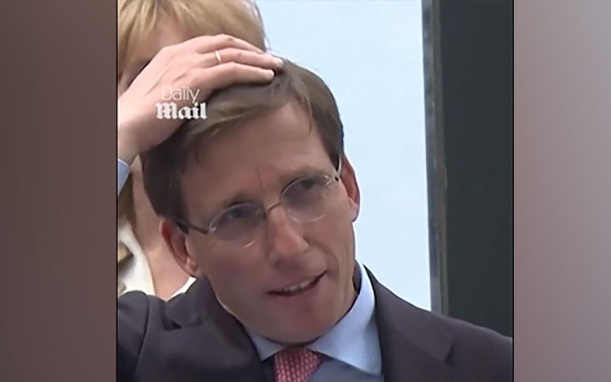 На голову мэра Мадрида во время открытия памятника нагадил голубь