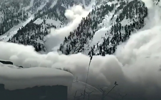 В итальянском Южном Тироле лавина накрыла группу из десяти человек