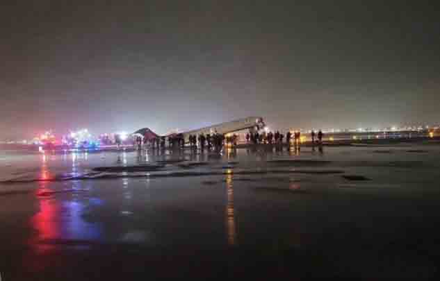 В Нью-Йорке самолет столкнулся с наземным транспортом, есть пострадавшие