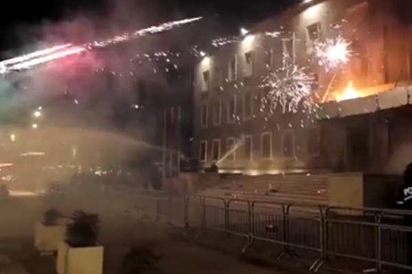 В Албании обстреляли офис премьера