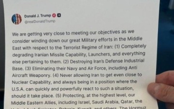 Журналисты в самолете Трампа читают его посты на бумаге