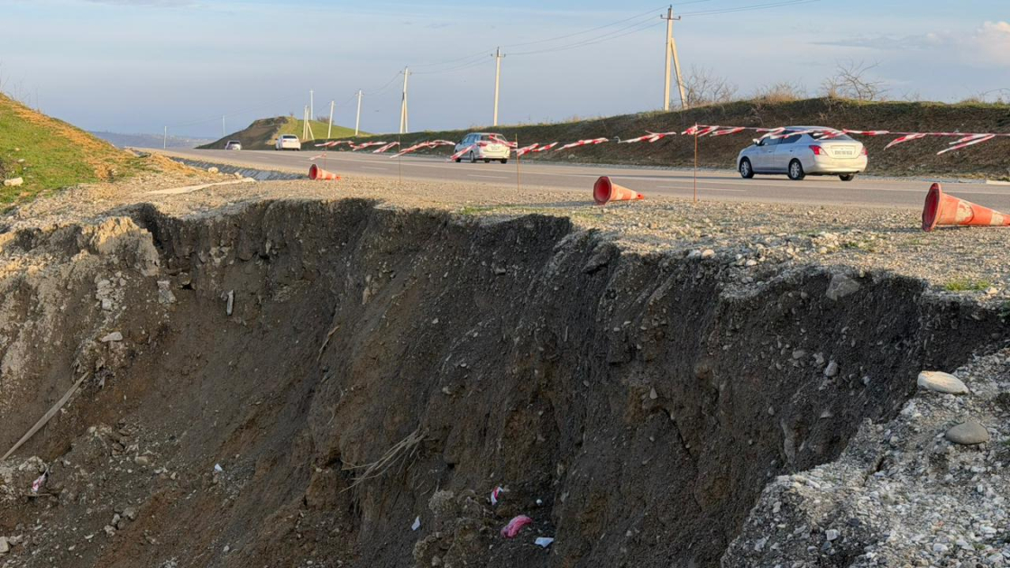 На дороге Муганлы-Исмаиллы произошел очередной оползень