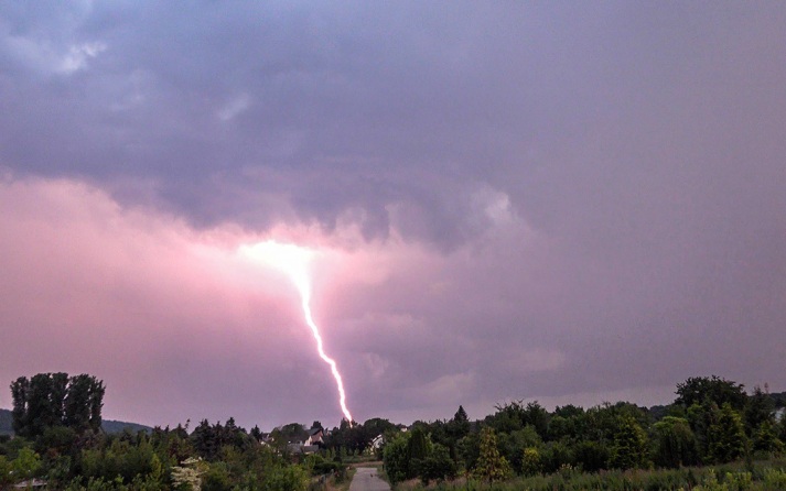 Жители Дохи приняли за взрывы аномально сильную грозу