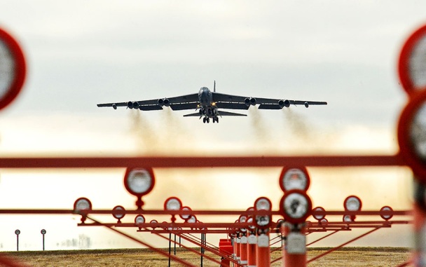 Американский бомбардировщик подал сигнал бедствия в небе над Британией