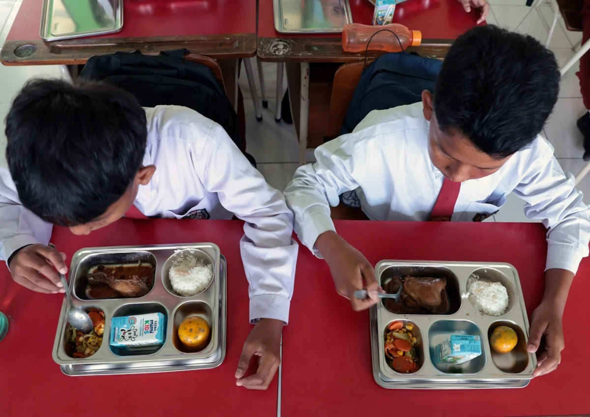 В Индонезии могут сократить бесплатное питание школьников для экономии госсредств