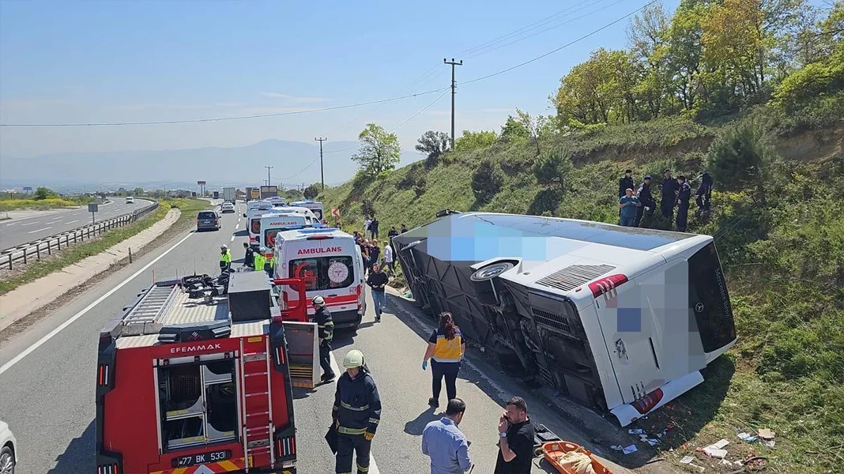 В Турции перевернулся микроавтобус с рабочими, один человек погиб, 20 пострадали