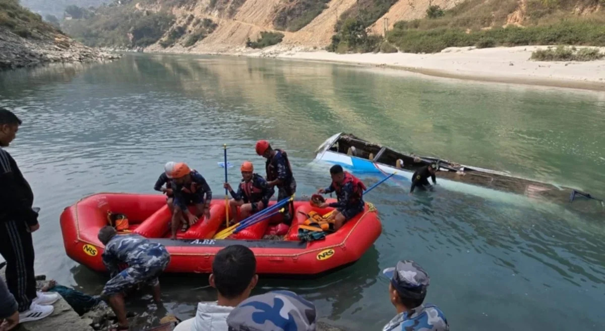В Бангладеш автобус упал в реку, есть погибшие