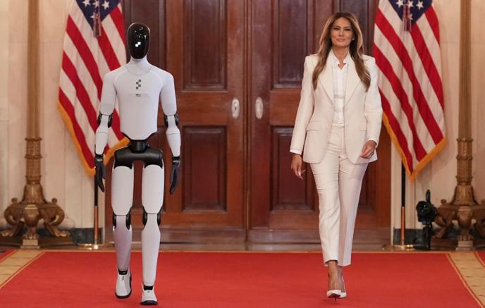 СМИ: Мелания Трамп продвигает роботов в качестве педагогов для школьников