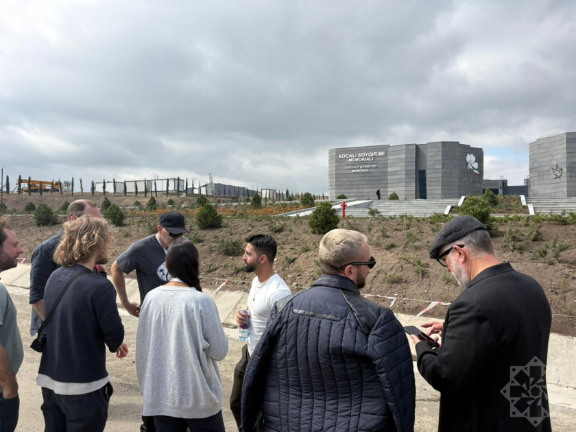 Международные путешественники у Мемориала жертвам Ходжалинского геноцида