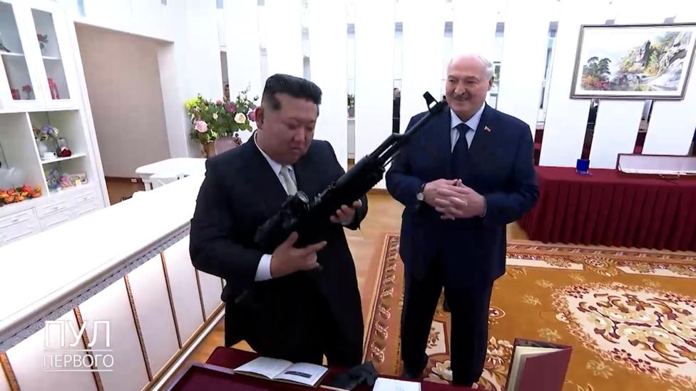 Ким Чен Ын и Лукашенко подарили друг другу меч и автомат