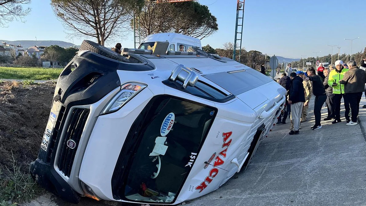 В Чанаккале перевернулся микроавтобус со школьниками