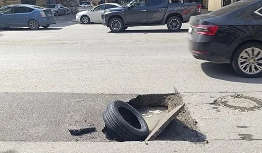 В Баку просела недавно отремонтированная дорога: причиной стала утечка воды