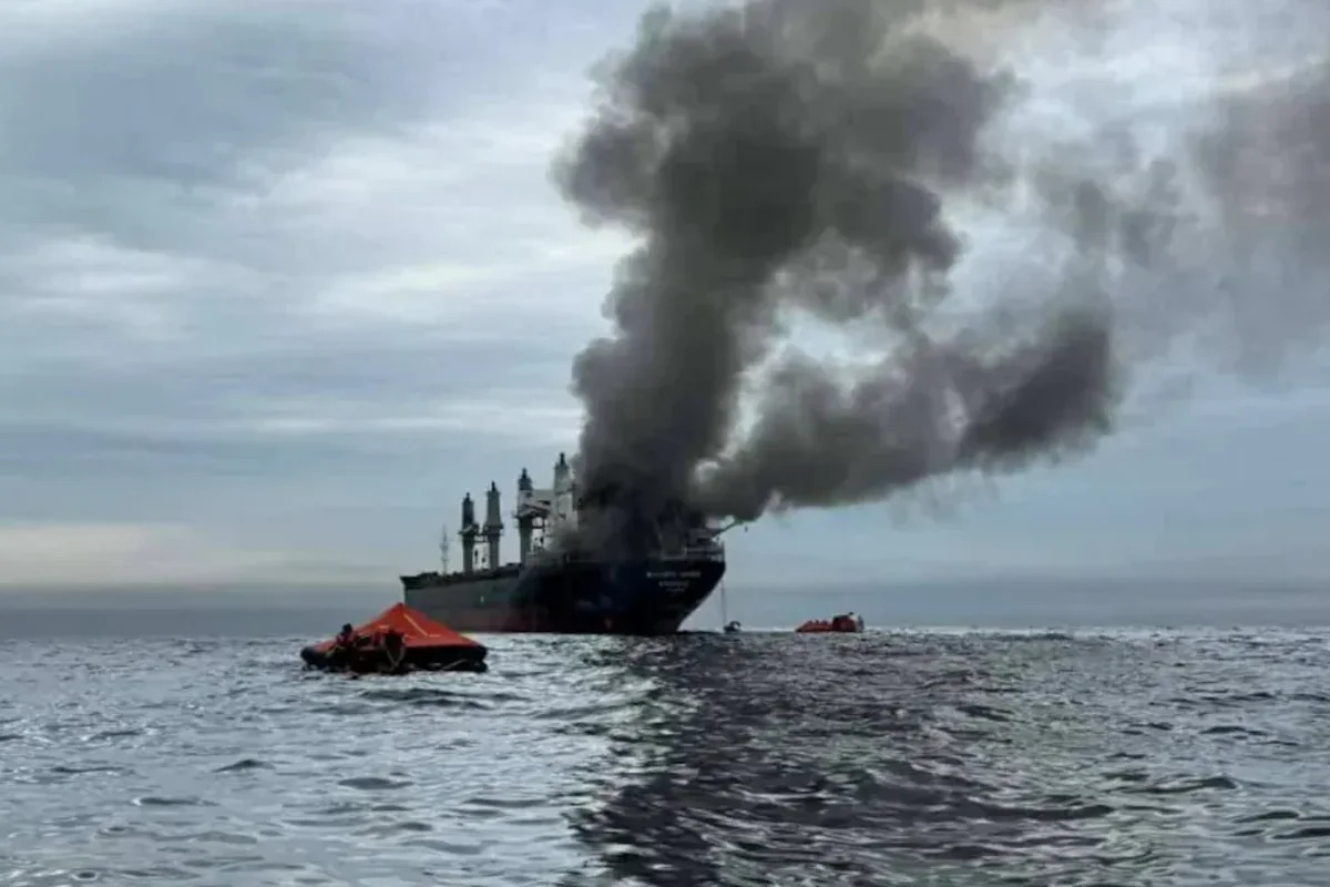 Атакованное в Ормузском проливе грузовое судно село на мель у острова Кешм